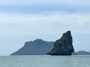 Ang Tanga Denizcilik Ulusal Parkı 'ndaki Yalnız Güzel Kaya, Koh Samui. Tayland Körfezi 'nde bir takımada