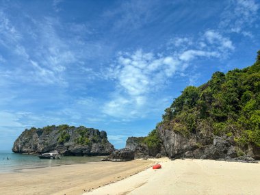 Ang Thong Ulusal Deniz Parkı 'nda adaları ve sakin suları olan güzel tropikal deniz burnu, Koh Samui, Tayland Körfezi