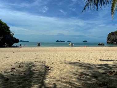 Ang Thong Ulusal Deniz Parkı 'nda adaları ve sakin suları olan güzel tropikal deniz burnu, Koh Samui, Tayland Körfezi