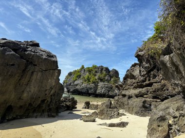 Ang Thong Ulusal Deniz Parkı 'nda adaları ve sakin suları olan güzel tropikal deniz burnu, Koh Samui, Tayland Körfezi
