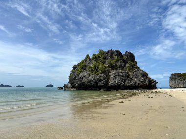 Ang Tanga Denizcilik Ulusal Parkı 'ndaki Yalnız Güzel Kaya, Koh Samui. Tayland Körfezi 'nde bir takımada