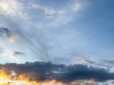 Sunset ya da Sunrise 'da çarpıcı bir gradyanı olan canlı renkli gökyüzü