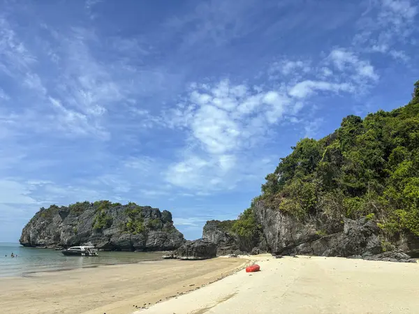 Ang Thong Ulusal Deniz Parkı 'nda adaları ve sakin suları olan güzel tropikal deniz burnu, Koh Samui, Tayland Körfezi