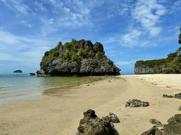 Ang Tanga Denizcilik Ulusal Parkı 'ndaki Yalnız Güzel Kaya, Koh Samui. Tayland Körfezi 'nde bir takımada