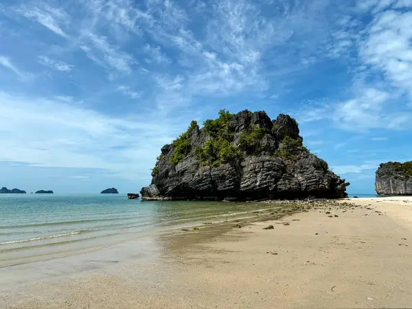 Ang Tanga Denizcilik Ulusal Parkı 'ndaki Yalnız Güzel Kaya, Koh Samui. Tayland Körfezi 'nde bir takımada
