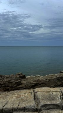 Lat Ko Viewpoint 'ten Rocky Coastline ile Panoramik Deniz Manzarası, Koh Samui, Tayland