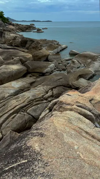Lat Ko Viewpoint 'ten Rocky Coastline ile Panoramik Deniz Manzarası, Koh Samui, Tayland
