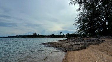 Deniz Manzarası Koh Samui Adası 'nın Okyanus, Gökyüzü ve Kıyı manzarasının Doğal Güzelliğini Yakalıyor