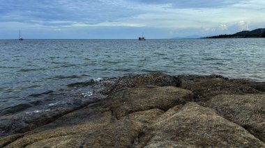 Deniz Manzarası Koh Samui Adası 'nın Okyanus, Gökyüzü ve Kıyı manzarasının Doğal Güzelliğini Yakalıyor