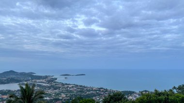 Yükseltilmiş Dağ Bakış Açısı 'ndan Tropikal Koh Samui' nin Panoramik Hava Görünümü