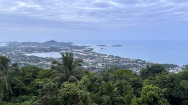 Yükseltilmiş Dağ Bakış Açısı 'ndan Tropikal Koh Samui' nin Panoramik Hava Görünümü