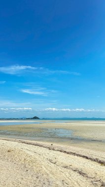 Koh Samui, Tayland 'da Serene Beach ve Crystal-Clear Water' ın yer aldığı tropik ada kıyı şeridi.