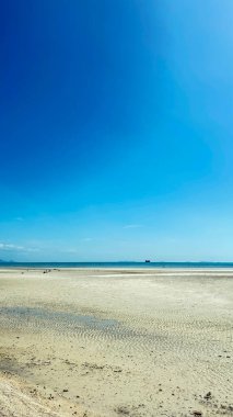 Koh Samui, Tayland 'da Serene Beach ve Crystal-Clear Water' ın yer aldığı tropik ada kıyı şeridi.