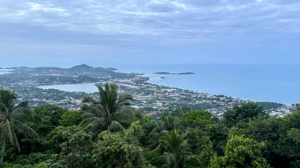 Yükseltilmiş Dağ Bakış Açısı 'ndan Tropikal Koh Samui' nin Panoramik Hava Görünümü