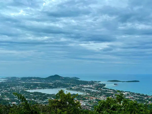 Yükseltilmiş Dağ Bakış Açısı 'ndan Tropikal Koh Samui' nin Panoramik Hava Görünümü