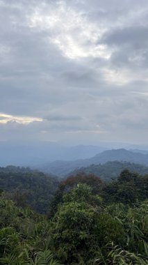Sabah Kaeng Krachan Ulusal Parkı, Phetchaburi, Tayland 'da bulutlu gökyüzü manzarası