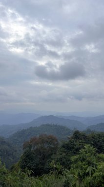 Sabah Kaeng Krachan Ulusal Parkı, Phetchaburi, Tayland 'da bulutlu gökyüzü manzarası