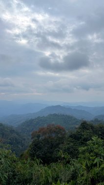 Sabah Kaeng Krachan Ulusal Parkı, Phetchaburi, Tayland 'da bulutlu gökyüzü manzarası