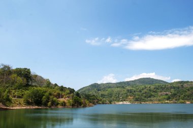 Phuket, Tayland 'da Chalong Barajı' nın Huzur Gölü ve Çevresindeki Dağlarla Güzel Manzarası