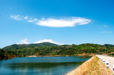 Phuket, Tayland 'da Chalong Barajı' nın Huzur Gölü ve Çevresindeki Dağlarla Güzel Manzarası