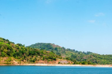 Phuket, Tayland 'da Chalong Barajı' nın Huzur Gölü ve Çevresindeki Dağlarla Güzel Manzarası