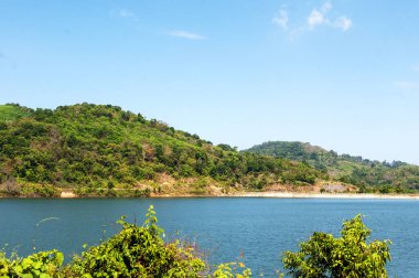 Phuket, Tayland 'da Chalong Barajı' nın Huzur Gölü ve Çevresindeki Dağlarla Güzel Manzarası