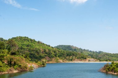 Phuket, Tayland 'da Chalong Barajı' nın Huzur Gölü ve Çevresindeki Dağlarla Güzel Manzarası