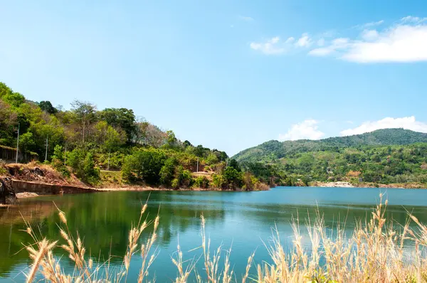 Phuket, Tayland 'da Chalong Barajı' nın Huzur Gölü ve Çevresindeki Dağlarla Güzel Manzarası