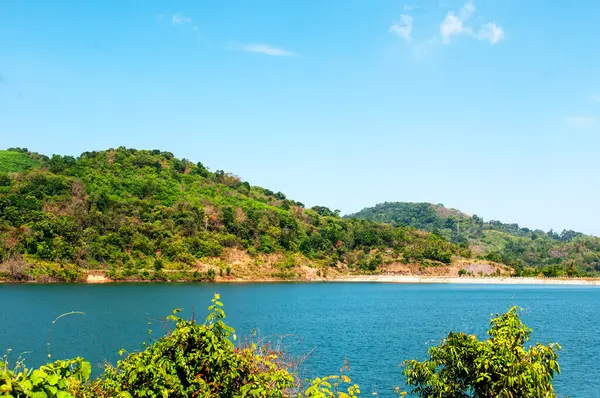 Phuket, Tayland 'da Chalong Barajı' nın Huzur Gölü ve Çevresindeki Dağlarla Güzel Manzarası