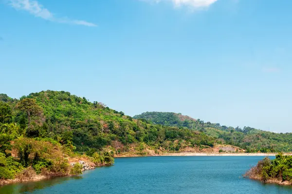 Phuket, Tayland 'da Chalong Barajı' nın Huzur Gölü ve Çevresindeki Dağlarla Güzel Manzarası
