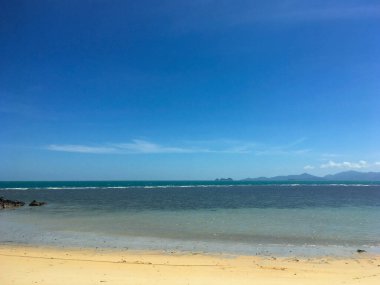 Koh Samui, Tayland 'da Mavi Gökyüzü ve Bulutlu Doğa Arkaplanı ile Tropik Plaj