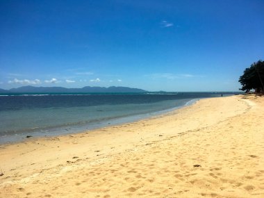 Koh Samui, Tayland 'da Mavi Gökyüzü ve Bulutlu Doğa Arkaplanı ile Tropik Plaj