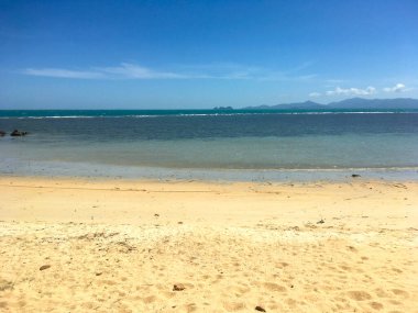 Koh Samui, Tayland 'da Mavi Gökyüzü ve Bulutlu Doğa Arkaplanı ile Tropik Plaj