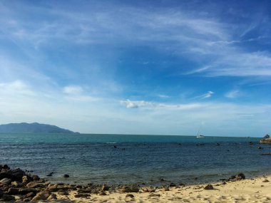 Koh Samui, Tayland 'da Mavi Gökyüzü ve Bulutlu Doğa Arkaplanı ile Tropik Plaj