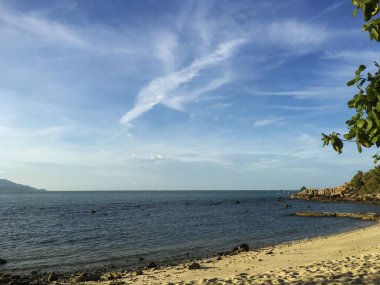 Koh Samui, Tayland 'da Mavi Gökyüzü ve Bulutlu Doğa Arkaplanı ile Tropik Plaj