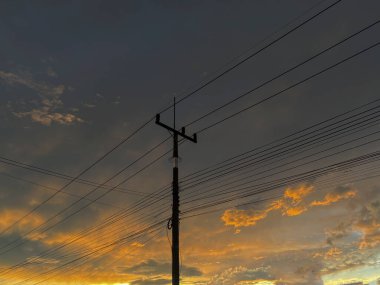 Manzarada Tayland 'ın Kırsal Enerji Altyapısı' nda Günbatımında Güç Hatları Olan Elektrik Postası