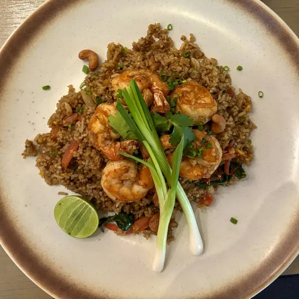 Lezzetli Asya mutfağında karidesli kızarmış pirinç ve taze otlar.