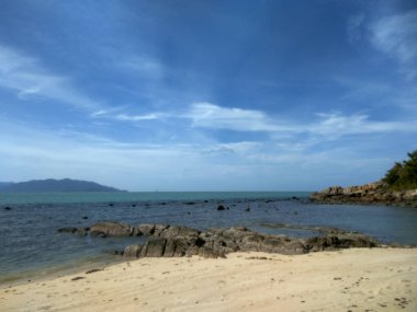 Güneşli Sahil ve Sakin Okyanus Naturism Plajı, Koh Samui, Tayland Tropikal Kıyı Cenneti