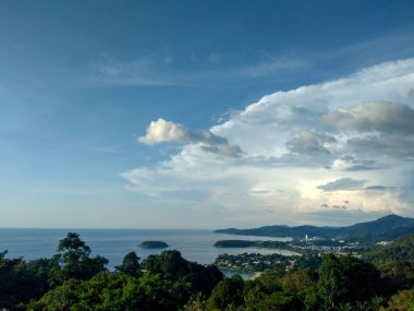 Phuket, Tayland 'dan Kata Noi, Kata Yai ve Karon Plajlarının Panoramik Manzarası