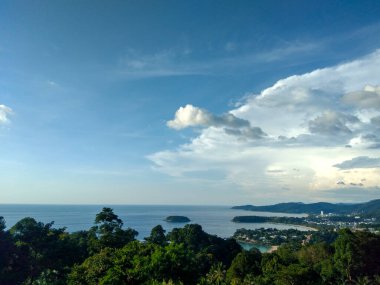 Phuket, Tayland 'dan Kata Noi, Kata Yai ve Karon Plajlarının Panoramik Manzarası