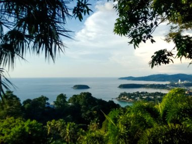 Phuket, Tayland 'dan Kata Noi, Kata Yai ve Karon Plajlarının Panoramik Manzarası