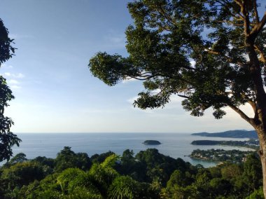 Phuket, Tayland 'dan Kata Noi, Kata Yai ve Karon Plajlarının Panoramik Manzarası