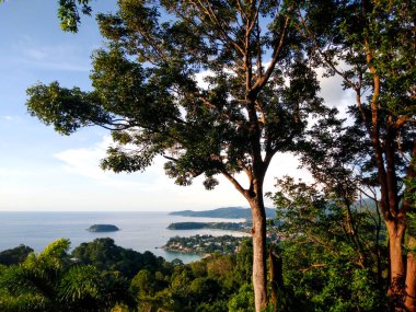 Phuket, Tayland 'dan Kata Noi, Kata Yai ve Karon Plajlarının Panoramik Manzarası