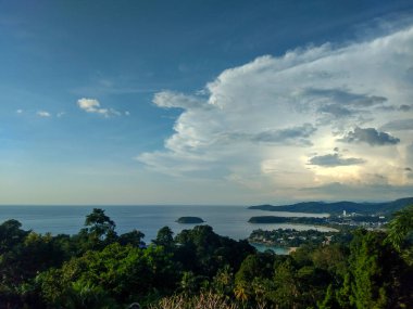 Phuket, Tayland 'dan Kata Noi, Kata Yai ve Karon Plajlarının Panoramik Manzarası