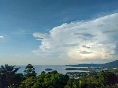 Phuket, Tayland 'dan Kata Noi, Kata Yai ve Karon Plajlarının Panoramik Manzarası