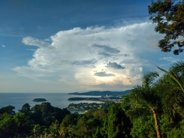 Phuket, Tayland 'dan Kata Noi, Kata Yai ve Karon Plajlarının Panoramik Manzarası