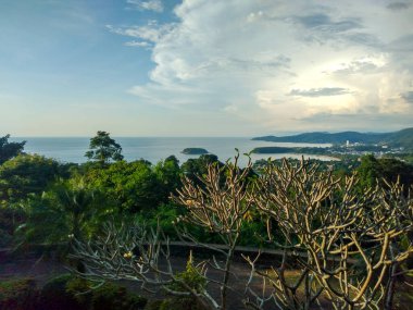 Phuket, Tayland 'dan Kata Noi, Kata Yai ve Karon Plajlarının Panoramik Manzarası