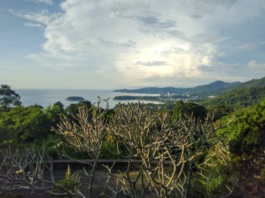Phuket, Tayland 'dan Kata Noi, Kata Yai ve Karon Plajlarının Panoramik Manzarası
