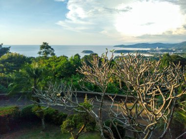 Phuket, Tayland 'dan Kata Noi, Kata Yai ve Karon Plajlarının Panoramik Manzarası