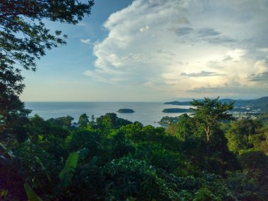 Phuket, Tayland 'dan Kata Noi, Kata Yai ve Karon Plajlarının Panoramik Manzarası